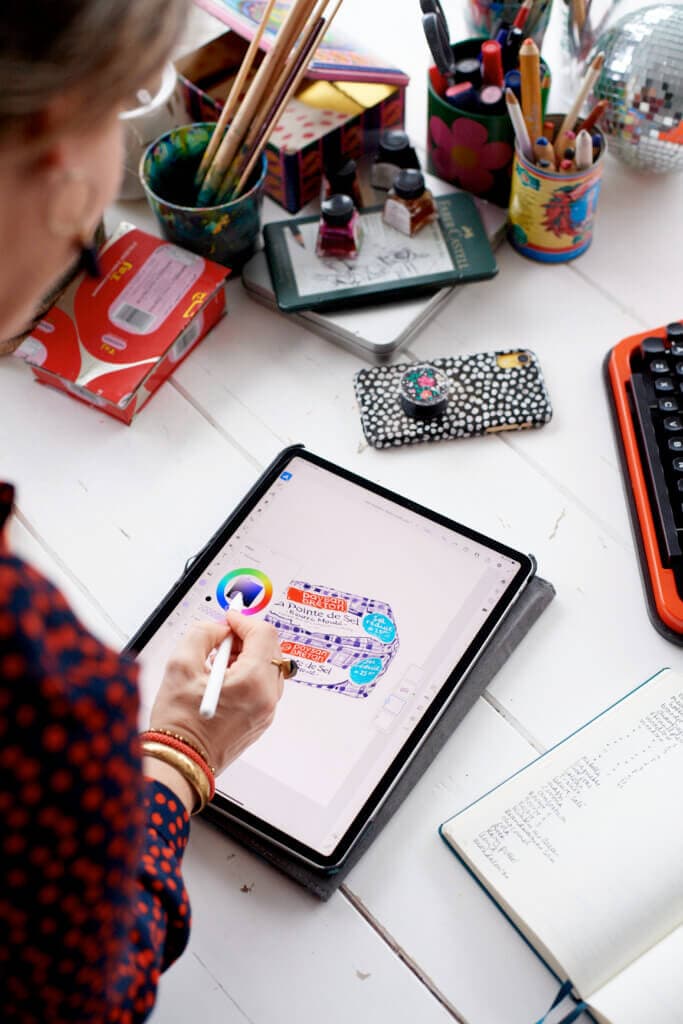Foto Suzan Schapendonk tekent op iPad